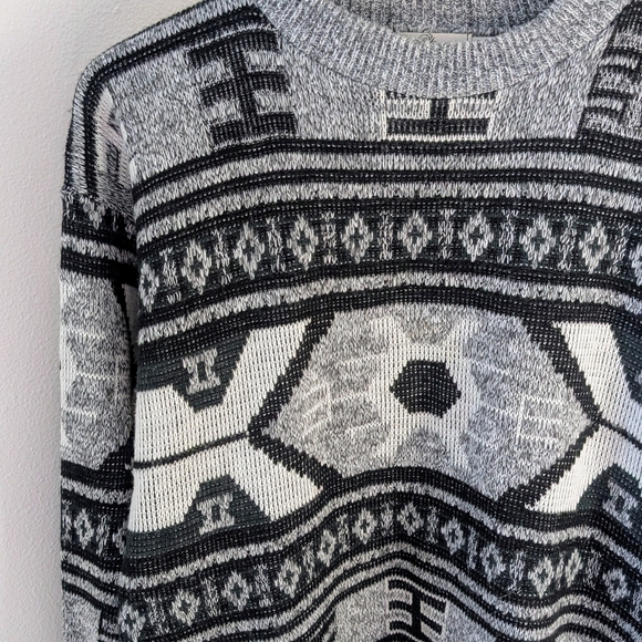 Vintage Retro Abstract Geometric Textured Crewneck Sweater In Gray/Black - Picture 3 of 12